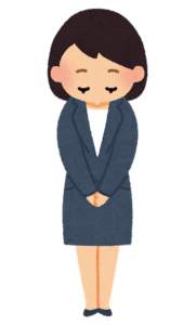 Une femme qui une s'incline quand elle se présente en japonais
