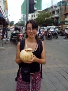 Lucy au Cambodge avec une noix de coco